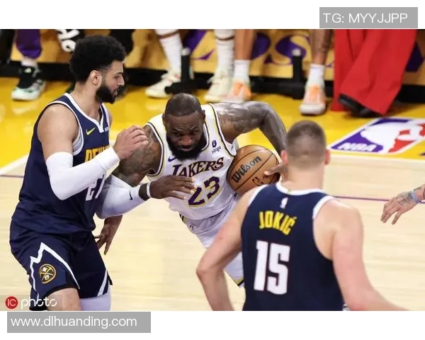 湖人对阵掘金詹姆斯精彩表现分析与比赛影响探讨